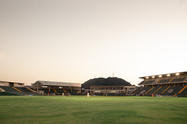 Juan Demquisesarosemena / David Tapia + Rafael Watson + Daniel Young + Jorge Arosemena - Fotos 16 de 27