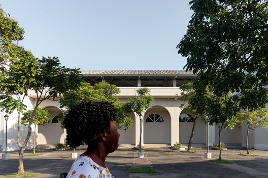 Estadio Juan Demóstenes Arosemena / David Tapia + Rafael Watson + Daniel Young + Jorge Arosemena - Fotografía exterior, Arcada, Pilares, Patio interior