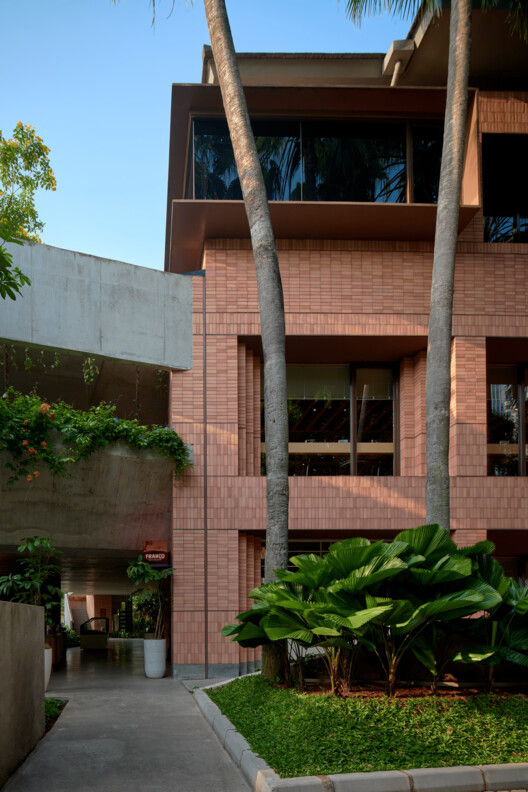 Minorista y gourmet/lobo - fotografía exterior, concreto, patio interior