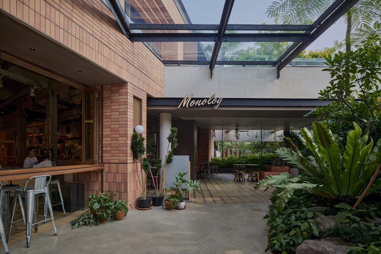 Minorista y comida/lobo - Fotografía al aire libre