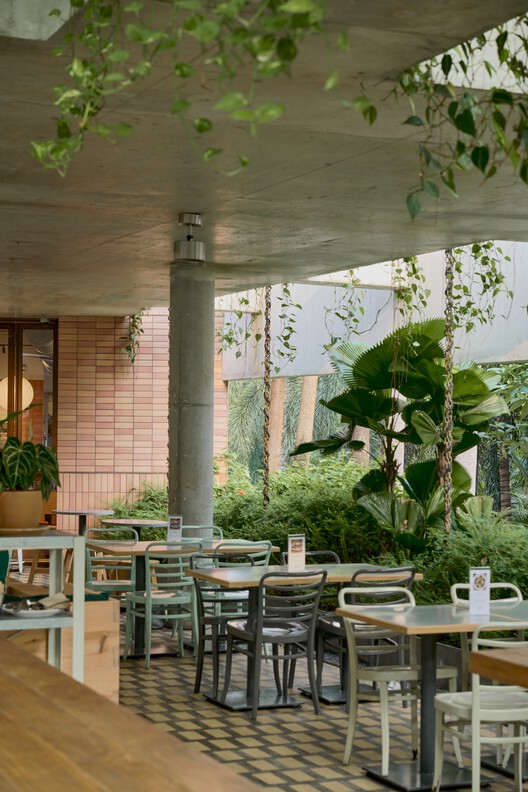 Bumi Pakubuwono / WOFF - Fotografia de Exterior, Cadeira, Pátio