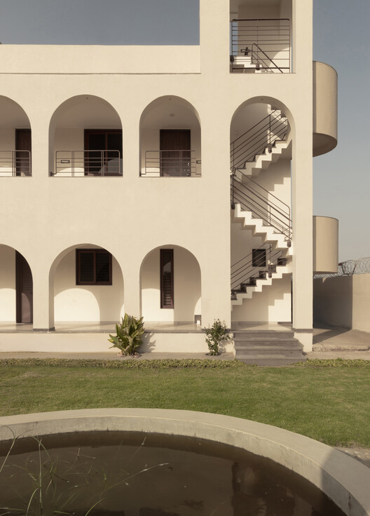 Temple Complex and Community Center Nardipur / Raasa Architects Temple Complex and Community Center Nardipur / Raasa Architects - Interior Photography, Arch, Concrete, Arcade