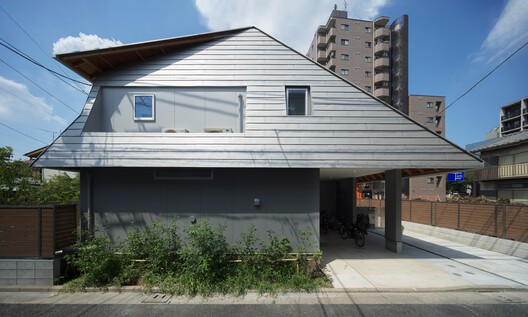 Two Large Roofs Leaning Together / KOMINORU Design