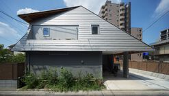 Two Large Roofs Leaning Together / KOMINORU Design