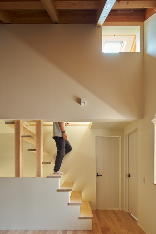 双屋顶之家 / KOMINORU Design - 室内图, 木头, 楼梯, 灯, 扶手