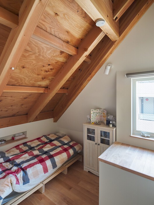 双屋顶之家 / KOMINORU Design - 室内图, 卧室, 木头, 灯, 梁, 床