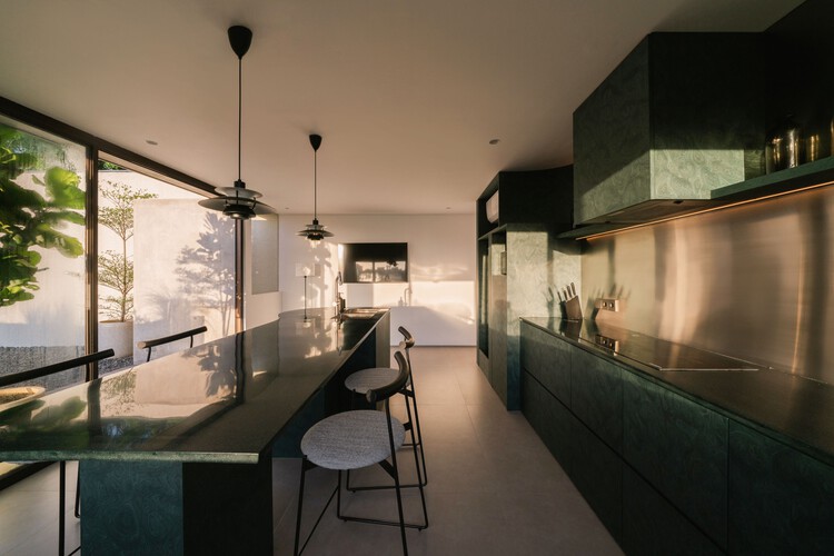 APC/ISSO Architects Apartment Building - Fotos interiores, cocción, inicio, iluminación, sillas, vidrio