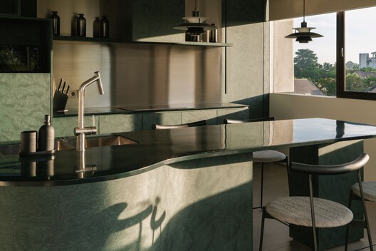 Edifício Residencial ABC / Isso Architects - Fotografia de Interiores, Cozinha, Iluminação, Bancada, Vidro, Cadeira