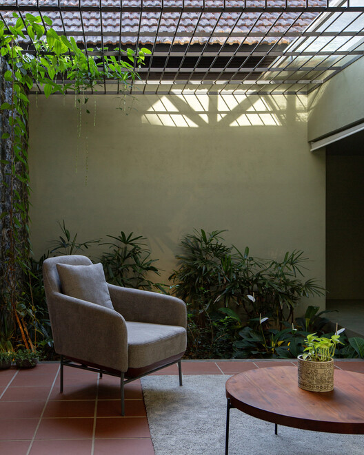 Casa em Edavanna / ZERO STUDIO - Fotografia de Interiores, Jardim, Cadeira, Pátio, Aido