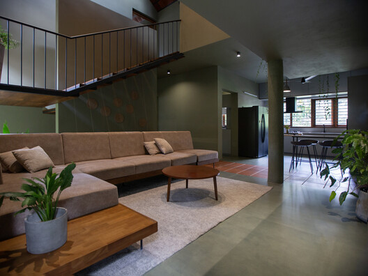 Casa em Edavanna / ZERO STUDIO Casa em Edavanna / ZERO STUDIO - Fotografia de Interiores, Sala de Estar, Madeira, Sofá, Iluminação, Cadeira