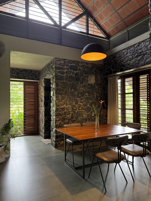 Casa em Edavanna / ZERO STUDIO Casa em Edavanna / ZERO STUDIO - Fotografia de Interiores, Sala de Jantar