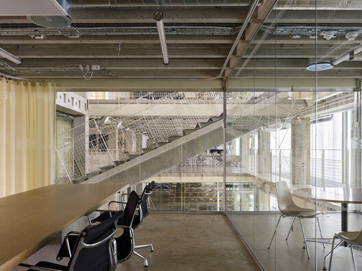  Espaço Cultural Thoravej 29 / pihlmann architects - Fotografia de Interiores, Madeira, Iluminação, Vidro, Cadeira, Viga