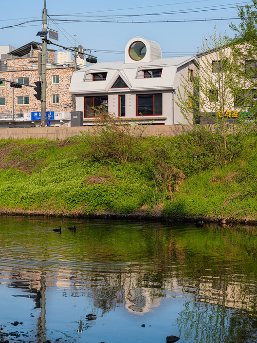 Old House Renovation into Paint Company HQ / pH7 Architects - Exterior Photography