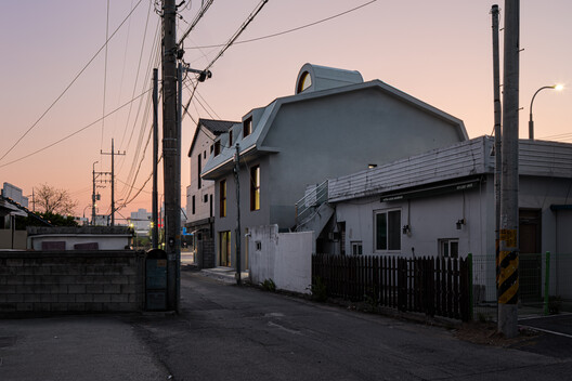 Old House Renovation into Paint Company HQ / pH7 Architects - Exterior Photography