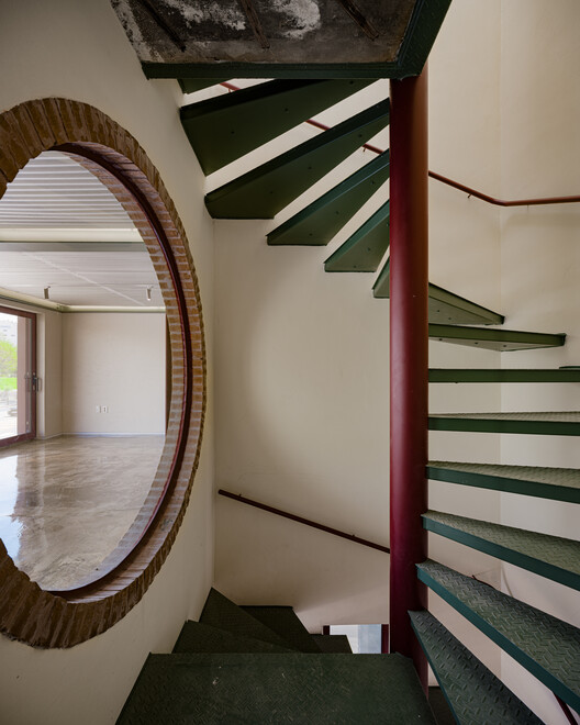 Old House Renovation into Paint Company HQ / pH7 Architects - Image 9 of 41