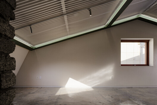 Old House Renovation into Paint Company HQ / pH7 Architects - Interior Photography, Beam