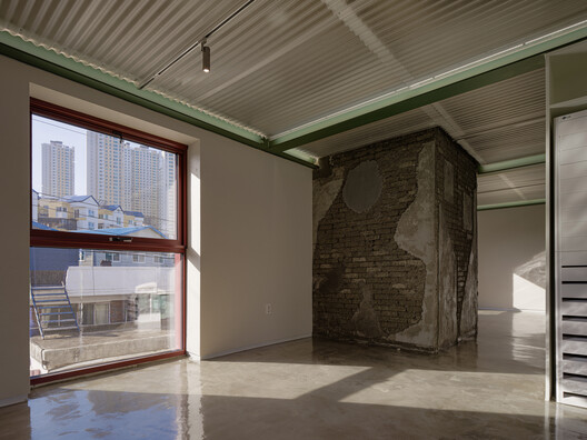 Old House Renovation into Paint Company HQ / pH7 Architects - Image 11 of 41