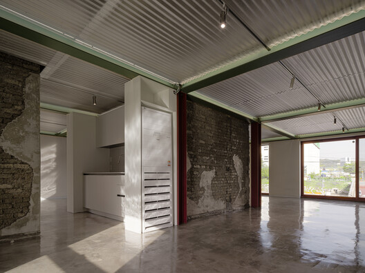 Old House Renovation into Paint Company HQ / pH7 Architects - Interior Photography, Wood, Beam, Concrete