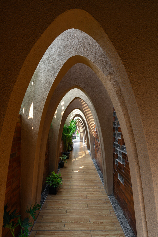 Jami At-Taqwa Mosque Cibinong / Ismail Solehudin Architecture - Interior Photography, Arch, Arcade