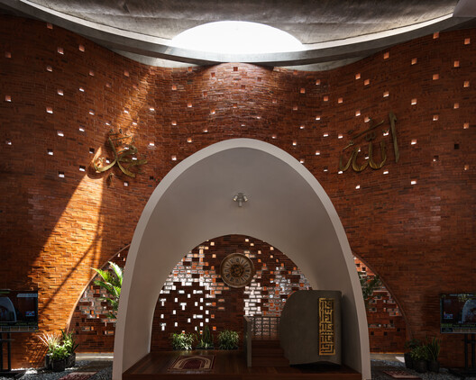 Jami At-Taqwa Mosque Cibinong / Ismail Solehudin Architecture - Image 15 of 41