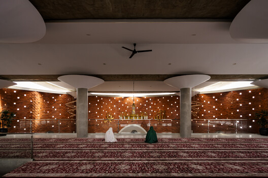 Jami At-Taqwa Mosque Cibinong / Ismail Solehudin Architecture - Interior Photography, Lighting