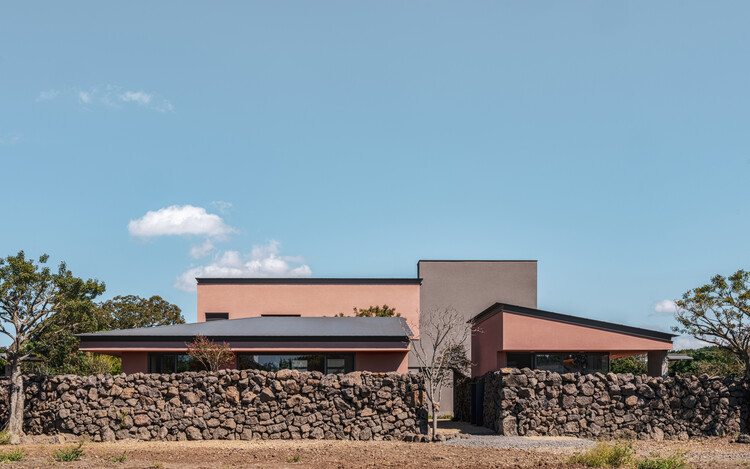 Stone Wall Stay House / Atelier O - More Images