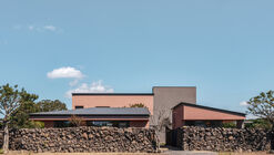 Stone Wall Stay House / Atelier O