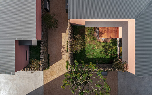 Casa dos Muros de Pedra / Atelier O - Imagem 27 de 29