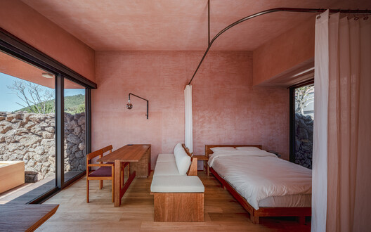 Casa dos Muros de Pedra / Atelier O - Fotografia de Interiores, Dormitório