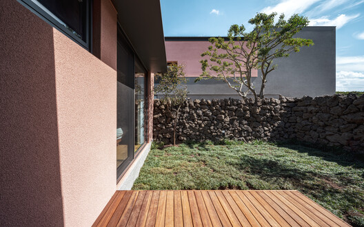 Casa dos Muros de Pedra / Atelier O - Fotografia de Exterior