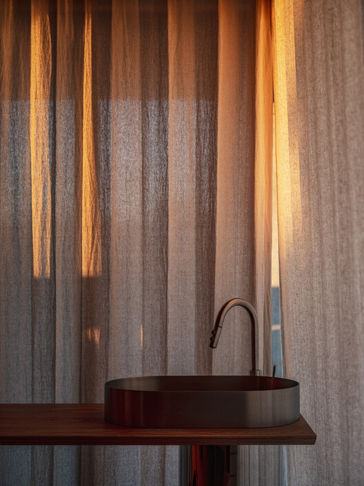 Casa dos Muros de Pedra / Atelier O - Fotografia de Interiores, Banheiro, Madeira