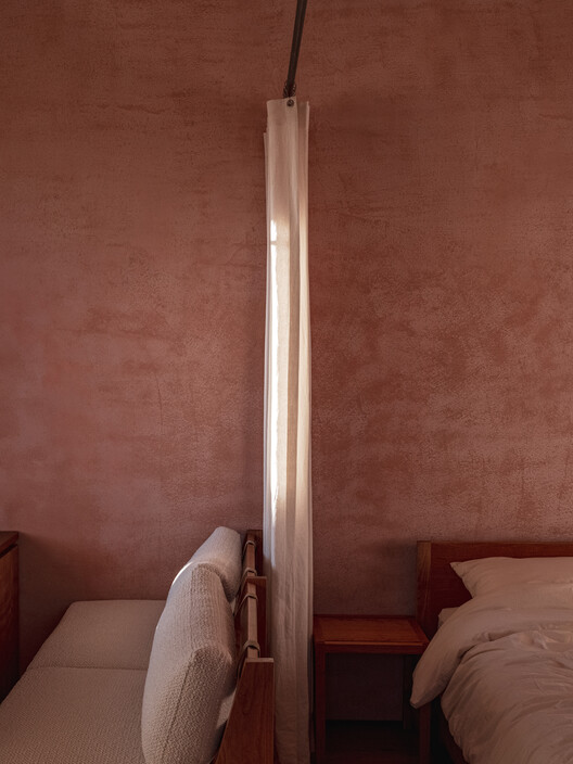 Casa dos Muros de Pedra / Atelier O - Fotografia de Interiores, Dormitório, Madeira, Cama