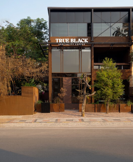 True Black Coffee Bar / NaaV Studio