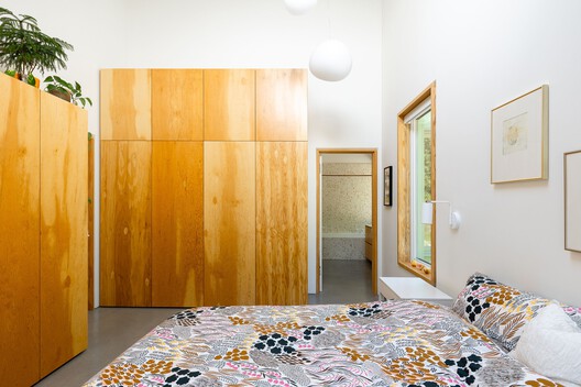 La Casa Verde / Boniface Oleksiuk Politano Architects - Fotografía interior, Madera, Iluminación, Dormitorio, Camas