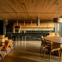 Casa 258 / Cornetta Arquiteura - Fotografía interior, madera, mesa, iluminación, sillas