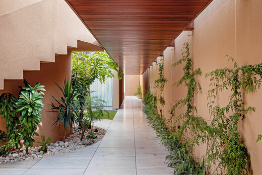 Casa Marcory  / Canales Lombardero + Atma Space - Fotografía interior, Jardín, Patio interior