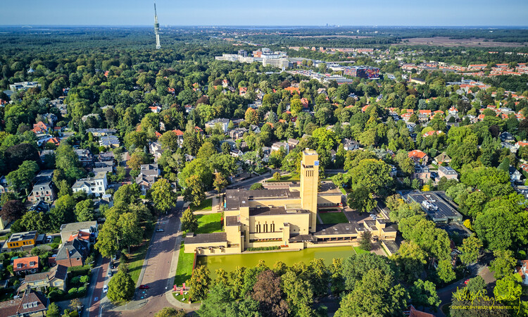 Hilversum Town Hall: Willem Dudok’s Monument to Civic Architecture - Featured Image
