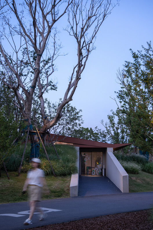 Segundo baño público en la Isla Luke, Wuhan / Atelier Palimpsest - Fotografía exterior