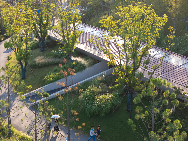 El segundo baño público en la isla Luke en Wuhan/Atelier Palimpsest - fotografía exterior, jardín