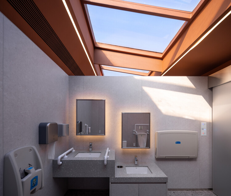 El segundo baño público en Luke Island en Wuhan / Atelier Palimpsest - fotografía de interiores, baño, Tarjas