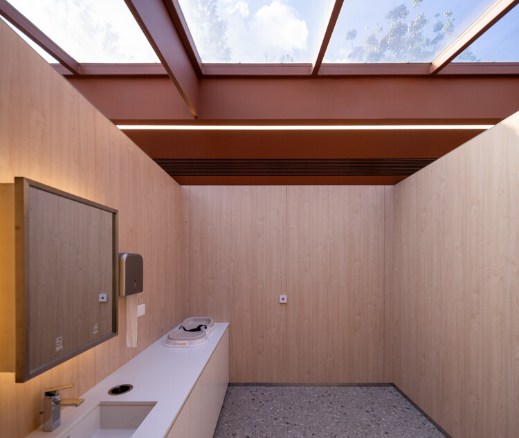 El segundo baño público en la isla Luke en Wuhan / Atelier Palimpsest - fotografía interior, madera