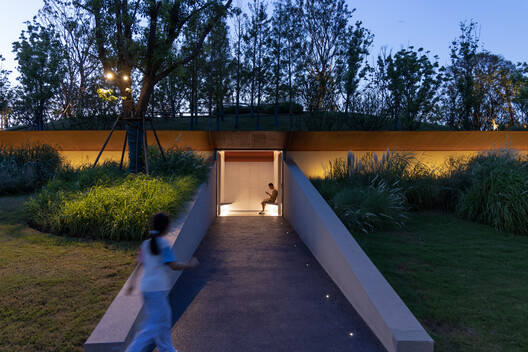 Segundo baño público en la Isla Luke, Wuhan / Atelier Palimpsest - Fotografía exterior, Jardín