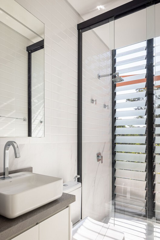 Casa Pupunha  / Laurent Troost Architectures + Hana Eto Gall Paisagismo - Fotografía interior, Baño, Iluminación, Vidrio, Tarjas