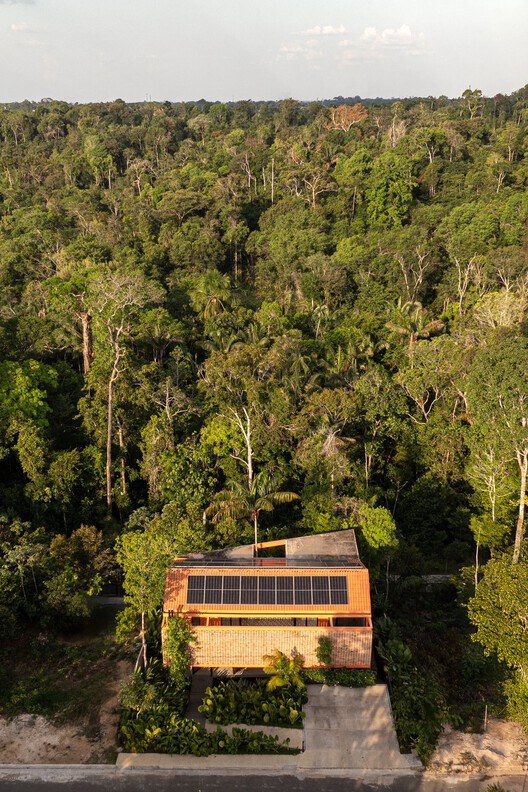 Casa Pupunha  / Laurent Troost Architectures + Hana Eto Gall Paisagismo - Fotografía exterior, Madera, Bosque