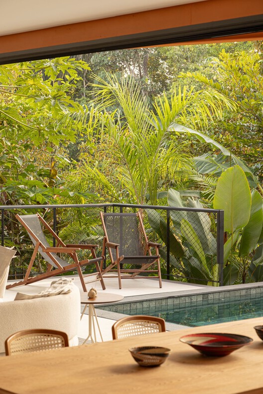 Arquitectura de Troost de Pupunha / Laurent + Hana Eto Gall Paisagismo - Fotografía exterior, madera, mesa, silla, vidrio, vidrio, balcón, terraza