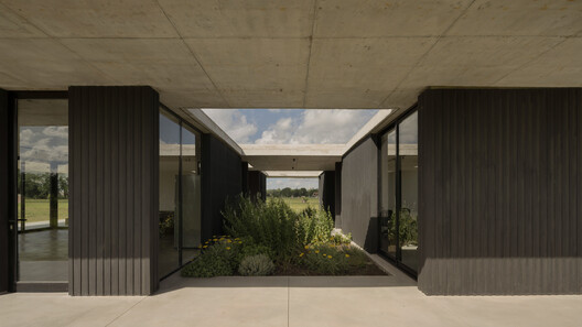 Pavilhão de Serviços / VDV ARQ Pavilhão de Serviços / VDV ARQ - Imagem 8 de 19