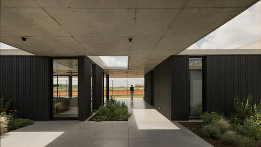 Pavilhão de Serviços / VDV ARQ Pavilhão de Serviços / VDV ARQ - Imagem 2 de 19