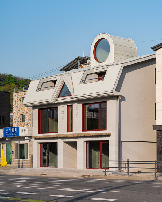 Old House Renovation into Paint Company HQ / pH7 Architects - Exterior Photography, Concrete