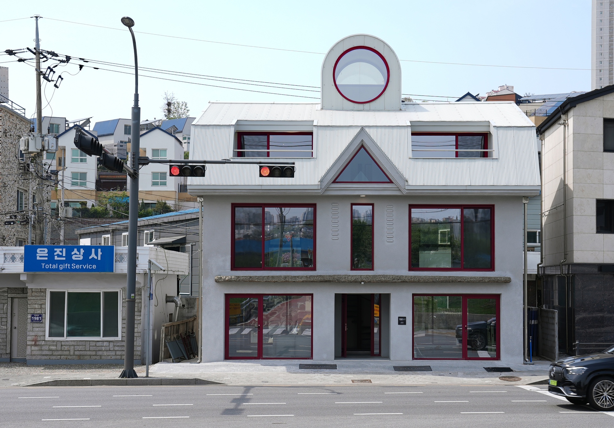 Old House Renovation into Paint Company HQ / pH7 Architects