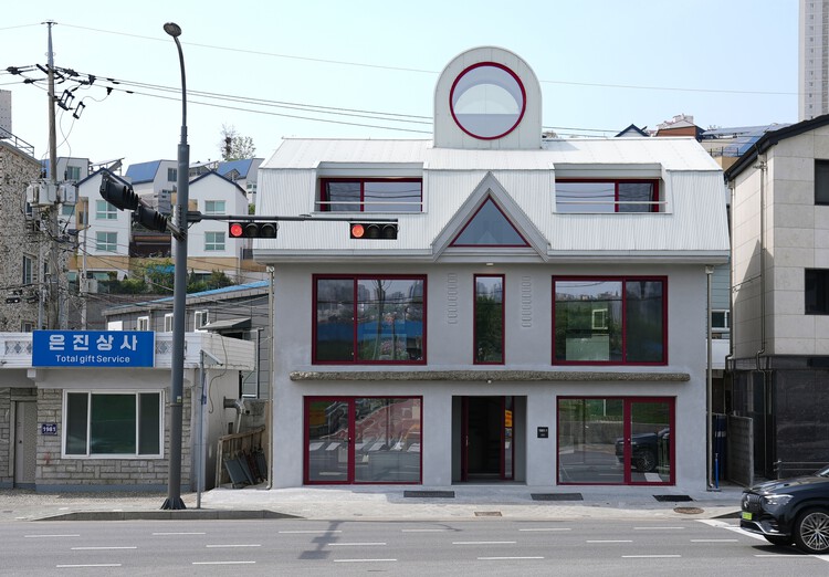 Old House Renovation into Paint Company HQ / pH7 Architects - More Images